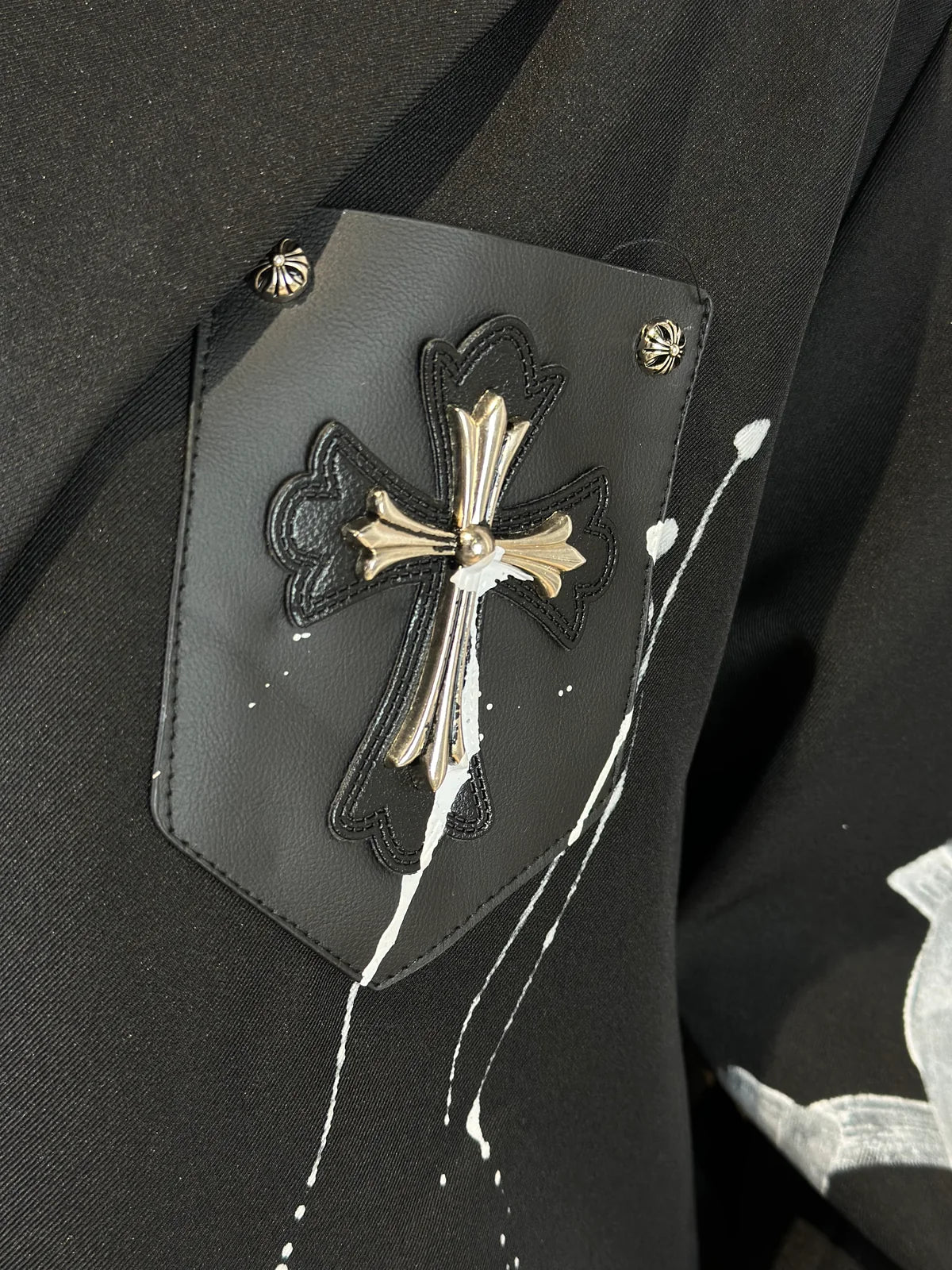 Statement-Mantel mit Graffiti-Print und Kreuz-Details