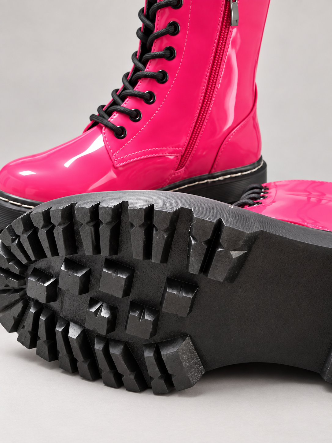 Schnürboots „Pink Rebel“ in glänzender Lackoptik