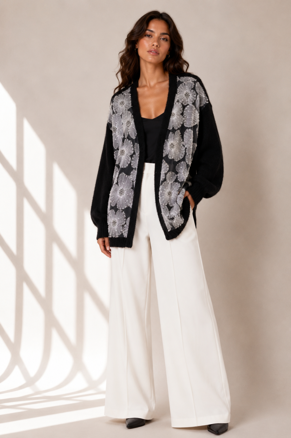 Strickcardigan mit Tüllblüten und Strasssteinen