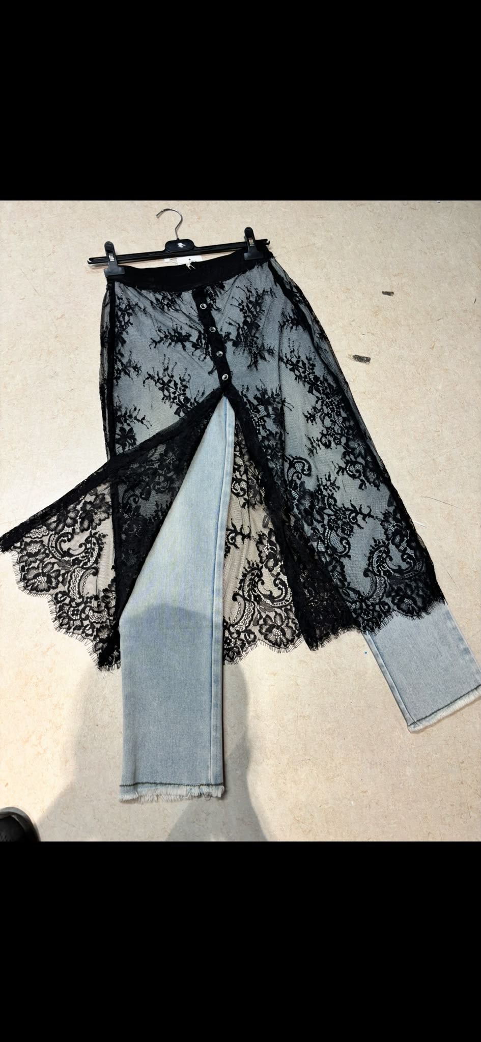 Stretch-Jeans mit schwarzem Spitzen-Overlay