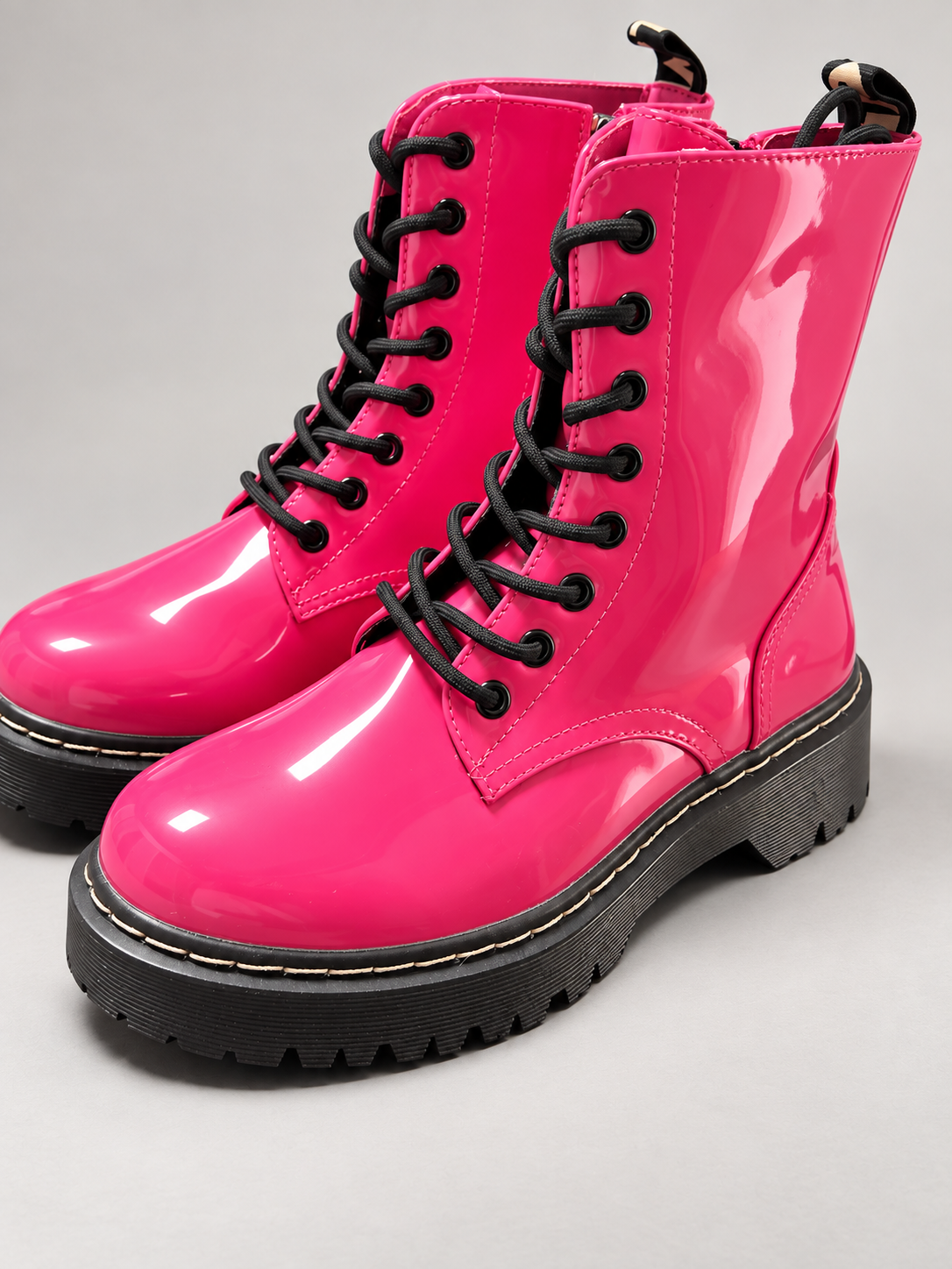 Schnürboots „Pink Rebel“ in glänzender Lackoptik