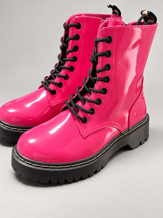 Schnürboots „Pink Rebel“ in glänzender Lackoptik