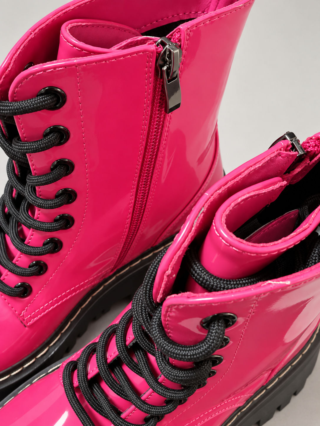 Schnürboots „Pink Rebel“ in glänzender Lackoptik